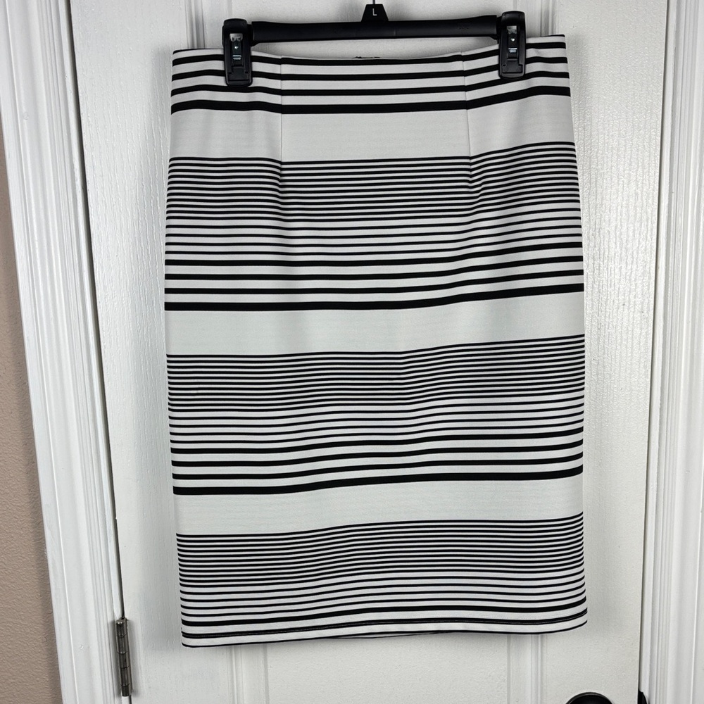 Chico's Women's Zipper Midi Monochrome Striped Pencil Work Skirt Size 1